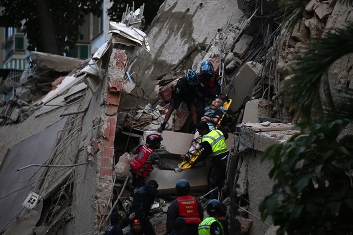 Petugas penyelamat mengevakuasi seorang korban menggunakan tandu dari bangunan yang runtuh setelah gempa berkekuatan magnitudo 7,1 mengguncang Caracas, Venezuela.