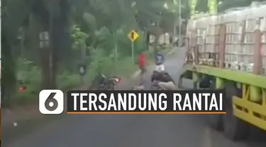 Apes, mereka melintas saat rantai melintang tegang hingga buat ketiganya jatuh dari motor.