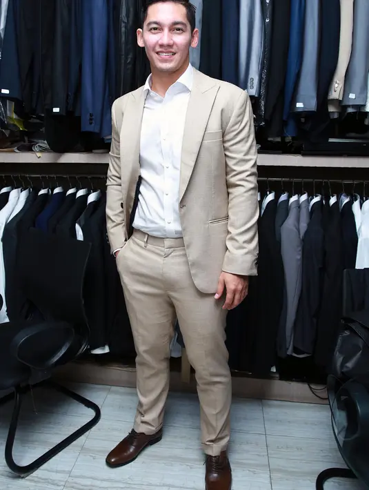"Untuk acara ada dua. Pas pemberkatan suit warna biru. Terus dinnernya itu warna cokelat kemungkinan. Acara di dua tempat, tapi bawa suitnya tiga, Bali dan Surabaya," ujar Samuel menambahkan. (Deki Prayoga/Bintang.com)