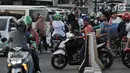 Pengendara motor berlawan arah di kawasan Klender, Jakarta, Kamis (11/7/2019). Demi mempersingkat jarak tempuh dan menghindari kemacetan, para pengendara sepeda motor di kawasan ini nekat berlawan arah yang sesungguhnya dapat mengancam keselamatan. (merdeka.com/Iqbal S. Nugroho)