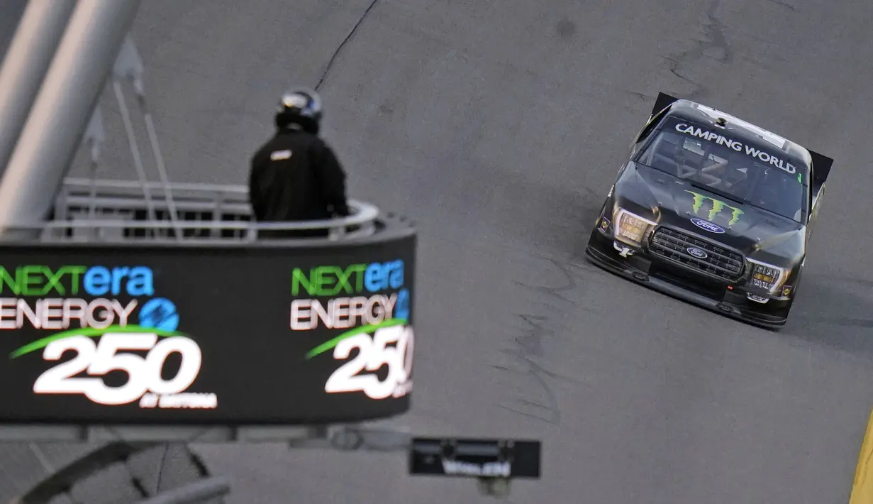 Dengan menunggangi Ford F-150 berkekuatan 750 tenaga kuda, Hailie Deegan mempunyai harapan yang sederhana di kompetisi 2021, yakni bisa selalu finish di posisi teratas. (Foto: AP/Chris O'Meara)