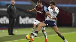 Bek West Ham, Vladimir Coufalberebut bola dengan gelandang Aston Villa, Jack Grealish pada pekan 10 Liga Inggris 2020-2021 di Stadium of London, Selasa (1/12/2020) dini hari WIB. West Ham secara dramatis berhasil mengalahkan Aston Villa dengan skor akhir 2-1. (AP Photo/Frank Augstein, Pool)