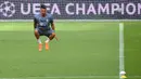 Striker Bayern Munchen, Sandro Wagner melakukan pemanasan saat sesi latihan di stadion Luz di Lisbon (18/9). Munchen akan bertanding melawan wakil Portugal, Benfica pada babak penyisihan grup E Liga Champions. (AFP Photo/Francisco Leong)