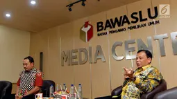 Ketua Bawaslu Abhan (kanan) memberi pemaparan saat membahas persoalan seputar DPT Pemilu 2019 di kantor Bawaslu, Jakarta, Rabu (14/11). Bawaslu menilai masih banyak DPT ganda dan bermasalah diberbagai daerah. (Liputan6.com/Johan Tallo)