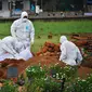 Paramedis memakai pakaian pelindung saat menguburkan jenazah yang tewas akibat virus Nipah di Kozhikode, Kerala, India Selatan, Kamis (24/5). Menurut pejabat kesehatan India, lebih dari 10 orang tewas akibat wabah virus Nipah. (AP Photo/K.Shijith)