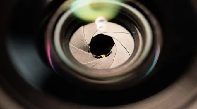 	Kerusakan iris lensa Panasonic 20mm f 1.7 yang disebabkan gerhana matahari (Foto: Lens Rentals)