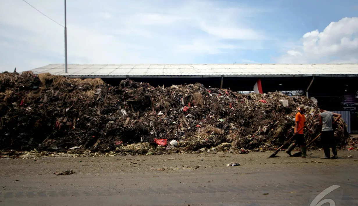Sampah yang menggunung di Pasar Kramat Jati, Jakarta, Kamis (8/1/2015). (Liputan6.com/Faizal Fanani)