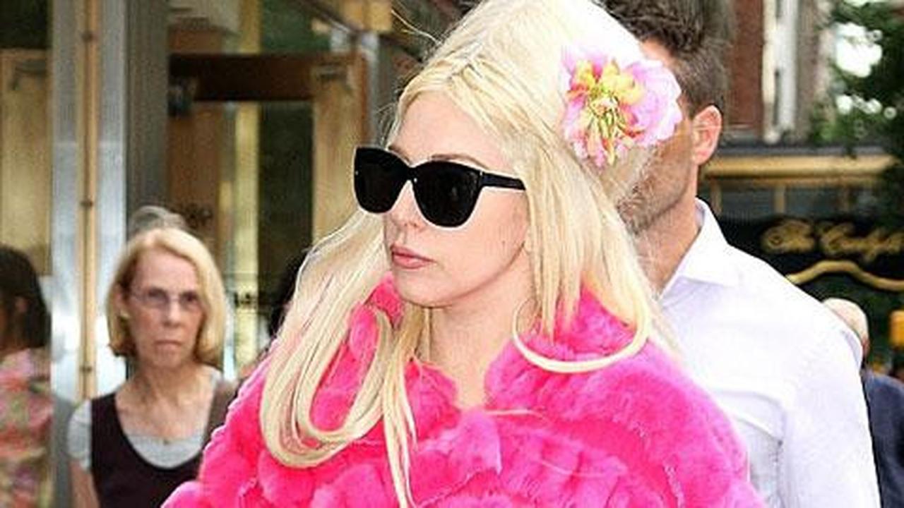 Musim panas, Lady Gaga belanja kenakan baju musim dingin