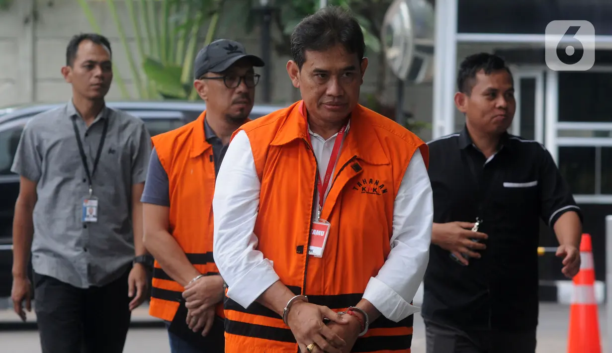 Direktur Pemasaran PTPN III (Persero) I Kadek Kertha Laksana (depan) dan PPK Dinas PU Kab Muara Enim Elfin Muhtar tiba di Gedung KPK, Jakarta, Senin (25/11/2019). Kadek diperiksa terkait suap pengelolaan distribusi gula, dan Elfin terkait suap di lingkungan Kab Muara Enim. (merdeka.com/Dwi Narwoko)
