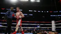 Saul Canelo Alvarez memukul KO Amir Khan dalam pertarungan mempertahankan gelar sabuk kelas menengah (middleweight) WBC di Las Vegas, Sabtu malam waktu setempat (7/5/2016). (Liputan6.com/Reuters / Andrew Couldridge Livepic)