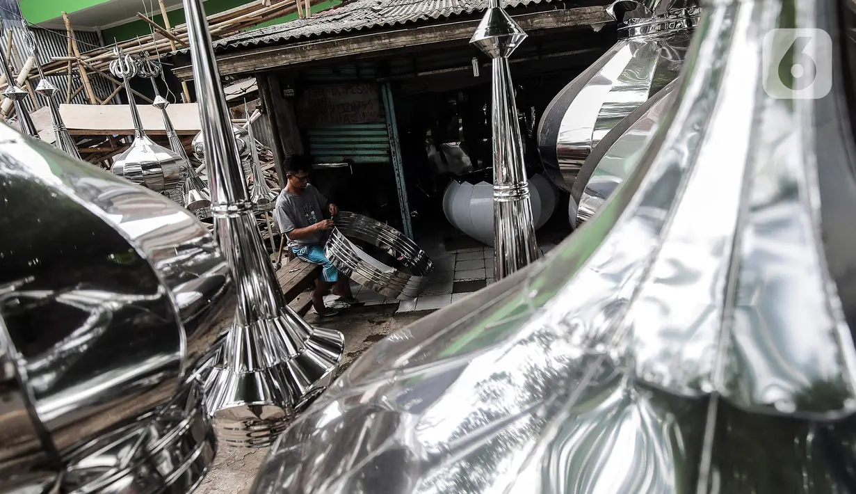 Kurnia (46) menyelesaikan pembuatan kubah masjid di kawasan Cipondoh, Tangerang, Banten, Rabu (21/10/2020). Kubah yang terbuat dari alumunium ini dijual dengan harga Rp 800 ribu hingga Rp 7 juta. (Liputan6.com/Johan Tallo)