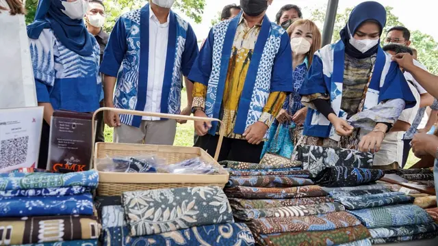 Menteri Koperasi dan UKM Teten Masduki dalam kegiatan Bazar Indonesia Hitz dan Sunday Lunch Fashion Show, di Kota Bogor, Minggu (12/12/2021).