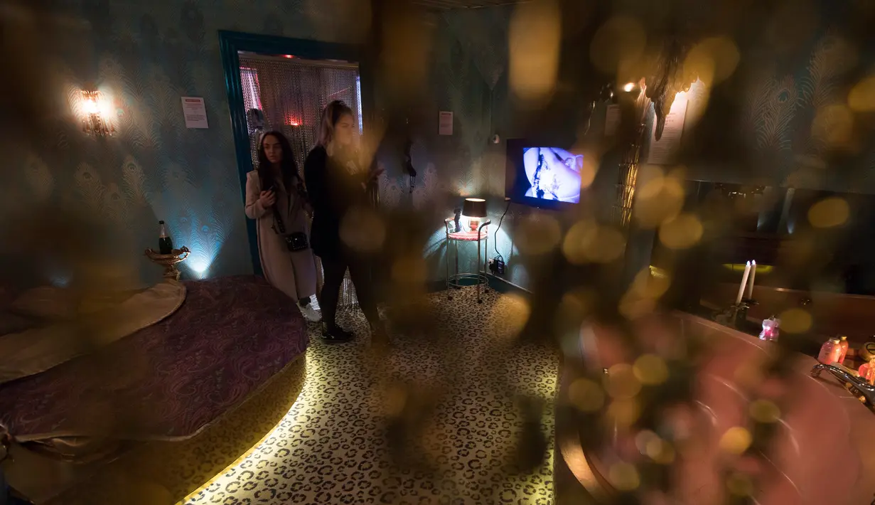 Dua wanita melihat kamar pekerja seks di Red Light Secrets Museum of Prostitution, Amsterdam, Belanda (1/4). Pemerintah Amsterdam melarang tur prostitusi di kawasan tersebut karena banyak keluhan dari pekerja seks komersial (PSK). (AP Photo/Peter Dejong)