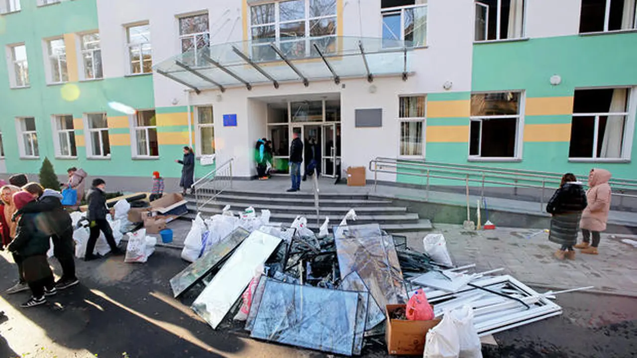 Sebuah sekolah di Distrik Solomianskyi di Kyiv, Ukraina, mengalami kerusakan akibat serangan drone Rusia terbaru pada 25 November 2023. (Ukrinform)