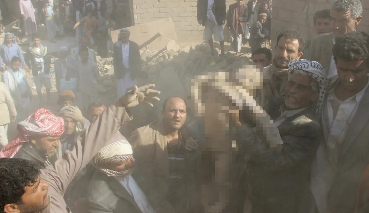 Seorang bocah tewas tertimbun puing usai serangan udara oleh Jet Tempur Saudi di Sanaa, Yaman, Rabu (31/8). Serangan tersebut ditujukan untuk melemahkan kelompok Houthi. (REUTERS / Naif Rahma) 
