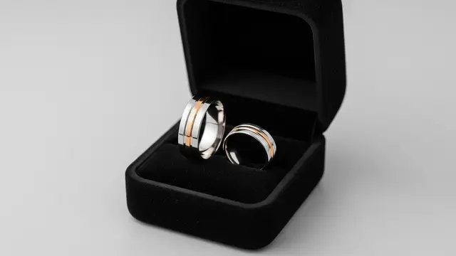 Cincin dengan Kombinasi Dua Warna Logam