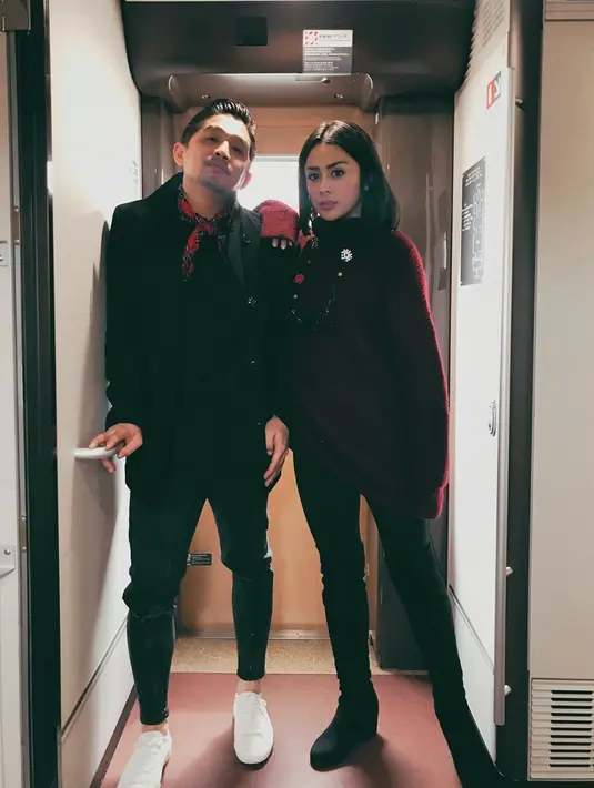 Pada hari ketiga di Jepang, perempuan kelahiran Tasikmalaya itu mengunggah foto saat naik kereta. "Naik kereta tut tut 🚄 with My Genduts 😘 #day3#Japan," tulisnya. (Instagram/selvikitty)