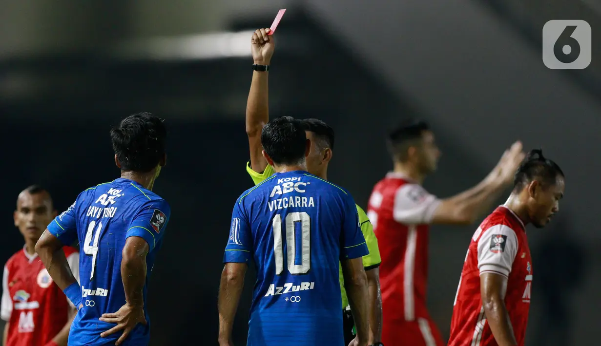 Pemain Persib Bandung, Bayu Fiqri (kiri), mendapat kartu merah saat melawan Persija Jakarta pada  laga final Piala Menpora 2021 di Stadion Maguwoharjo, Sleman, Minggu (25/4/2021). Kemenangan di leg kedua ini mempertegas dominasi Persija atas Persib di final Piala Menpora 2021. (Bola.com/M Iqbal Ichs