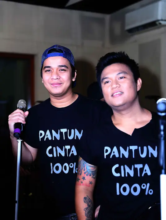 Billy juga mengaku senang mendapat kesempatan membawakan lagu ‘Pantun Cinta 100%’ ciptaan Posan ini. Lagu ini memiliki aransemen musik yang ringan dan simpel, terdapat pantun buah-buahan agar mudah diingat pendengar. (Nurwahyunan/Bintang.com)