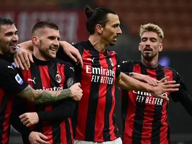 Para pemain AC Milan merayakan gol ketiga yang dicetak striker Ante Rebic (kedua dari kiri) ke gawang Crotone dalam laga lanjutan Liga Italia 2020/21 pekan ke-21 di San Siro Stadium, Milan, Minggu (7/2/2021). AC Milan menang 4-0 atas Crotone. (AFP/Miguel Medina)