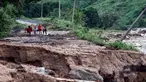Orang-orang berjalan di sepanjang jalan yang hancur dan hanyut di komunitas Kilometro 42, dekat Acapulco, Negara Bagian Guerrero, Meksiko, setelah Badai Otis, pada 25 Oktober 2023. (RODRIGO OROPEZA/AFP)