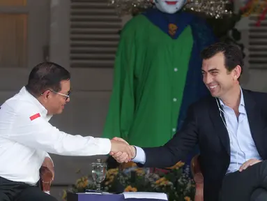 Gubernur DKI Jakarta, Pramono Anung, bersalaman dengan Co-Founder & Chief Championship Officer Formula E, Alberto Longo, saat konferensi pers Launching Ceremony Jakarta E-Prix 2025 di Pendopo Balai Kota Jakarta, pada Kamis (24/4/2025). (Bola.com/M Iqbal Ichsan)
