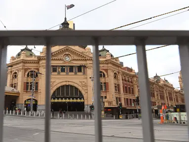 Stasiun Flinders Street hampir sepi selama jam sibuk pagi hari ketika penduduk kota kembali menjalani lockdown selama 7 hari di Melbourne, Jumat (28/5/2021). Melbourne kembali menerapkan lockdown untuk keempat kalinya setelah wabah COVID-19 menyebar cepat di wilayah tersebut. (William WEST/AFP)