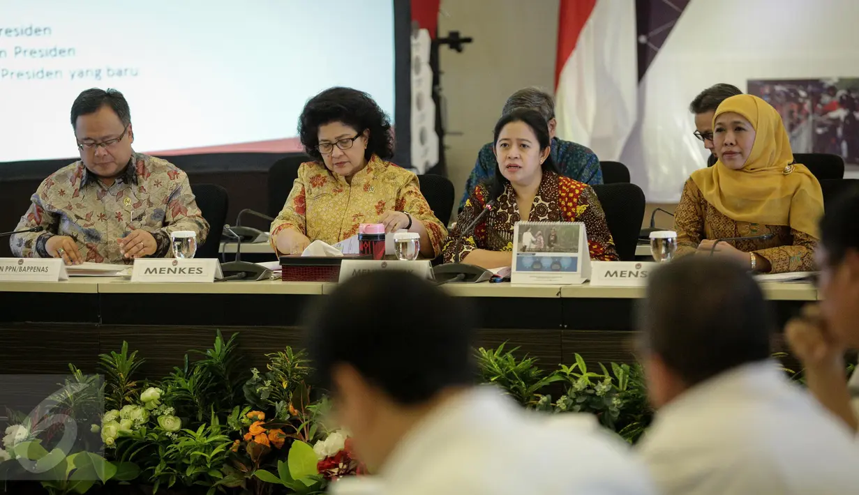 Menko PMK Puan Maharani (kedua kanan) saat memimpin rapat tingkat Menteri di Kementerian Kemenko PMK) Jakarta, Kamis (30/3). Rapat tersebut membahas pengendalian Defisit DJS Kesehatan. (Liputan6.com/Faizal Fanani)