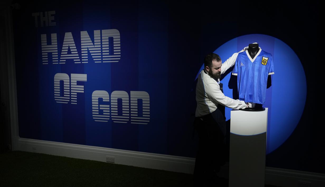 <p>Jersey Argentina yang dikenakan Diego Maradona dalam pertandingan perempat final Piala Dunia Meksiko 1986 antara Argentina dan Inggris di rumah lelang Sotheby's, di London, Rabu (20/4/2022). Jersey ini dikenakan oleh Maradona dalam pertandingan di mana ia mencetak "Tangan Tuhan" dan "Gol Abad Ini". (AP Photo/Matt Dunham)</p>