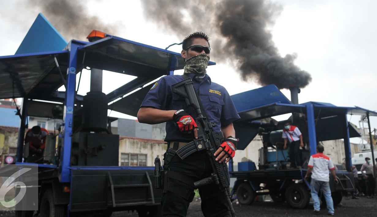 Petugas berjaga saat pemusnahan shabu sebanyak 120 kilogram, Jakarta, Jumat, (26/2). Budi Waseso mengungkapkan, barang bukti tersebut berasal dari jaringan internasional yang langsung dikendalikan dari Pakistan. (Liputan6.com/Gempur M Surya)