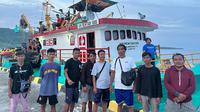 Para ABK Kapal LCT Batiwakkal Permai yang diselamatkan oleh kapal ikan dan dibawa ke Desa Berebere, di Pulau Morotai, Provinsi Maluku Utara.