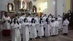 Anak-anak memakai masker pelindung selama upacara Perjamuan Kudus pertama di tengah pandemi virus corona baru di gereja Katolik Nuestra Senora de la Merced di Lima, Peru, Jumat (3/12/2021). (AP Photo/Martin Mejia)