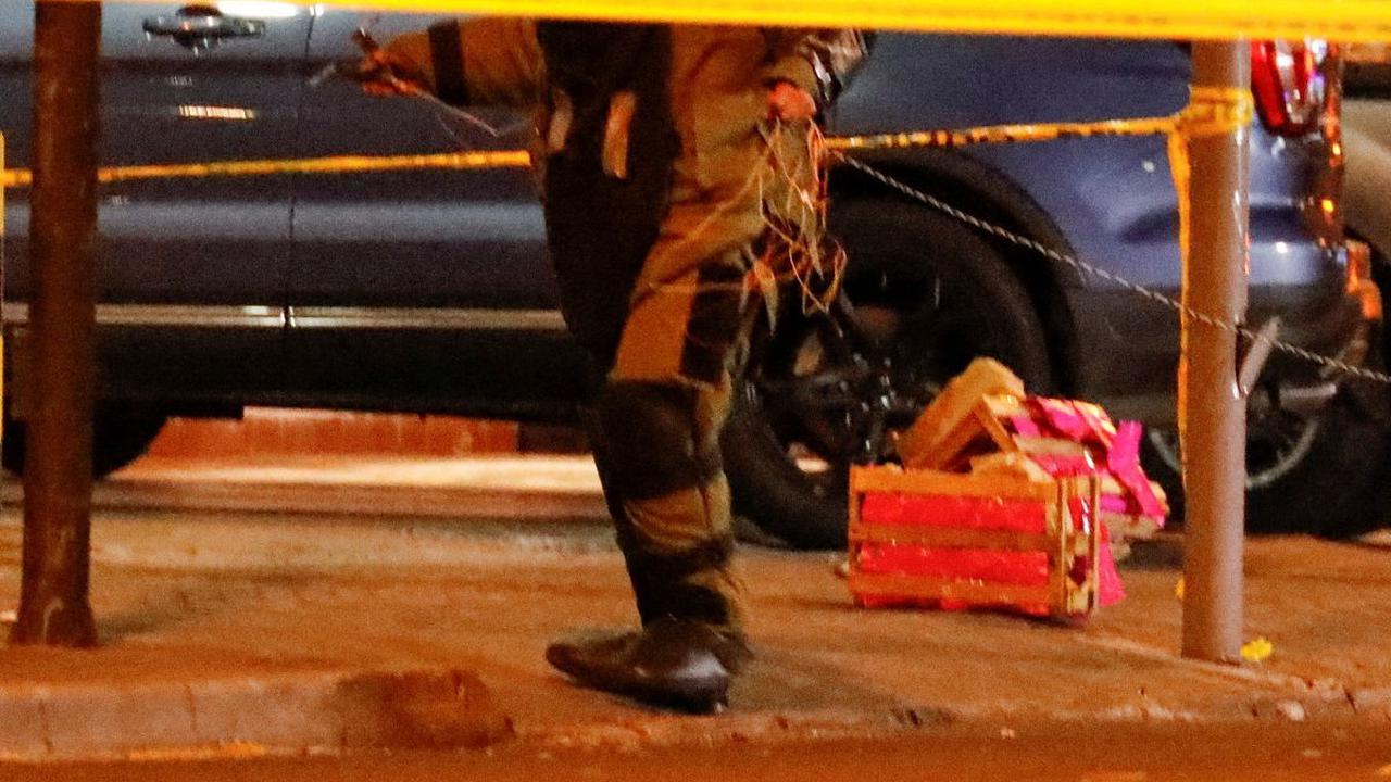 Bersama tim gegana dengan kostum anti bom saat melakukan tugas penjinakkan bahan peledak yang ditemukan di lokasi.