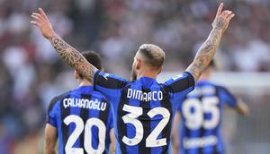 Selebrasi pemain Inter Milan, Federico Dimarco, setelah mencetak gol pertama bagi timnya ke gawang AS Roma dalam pertandingan lanjutan pekan ke-34 Serie A Liga Italia 2022/2023 yang berlangsung di stadion Olimpico, Sabtu (6/5/2023) malam WIB. (AP Photo/Andrew Medichini)