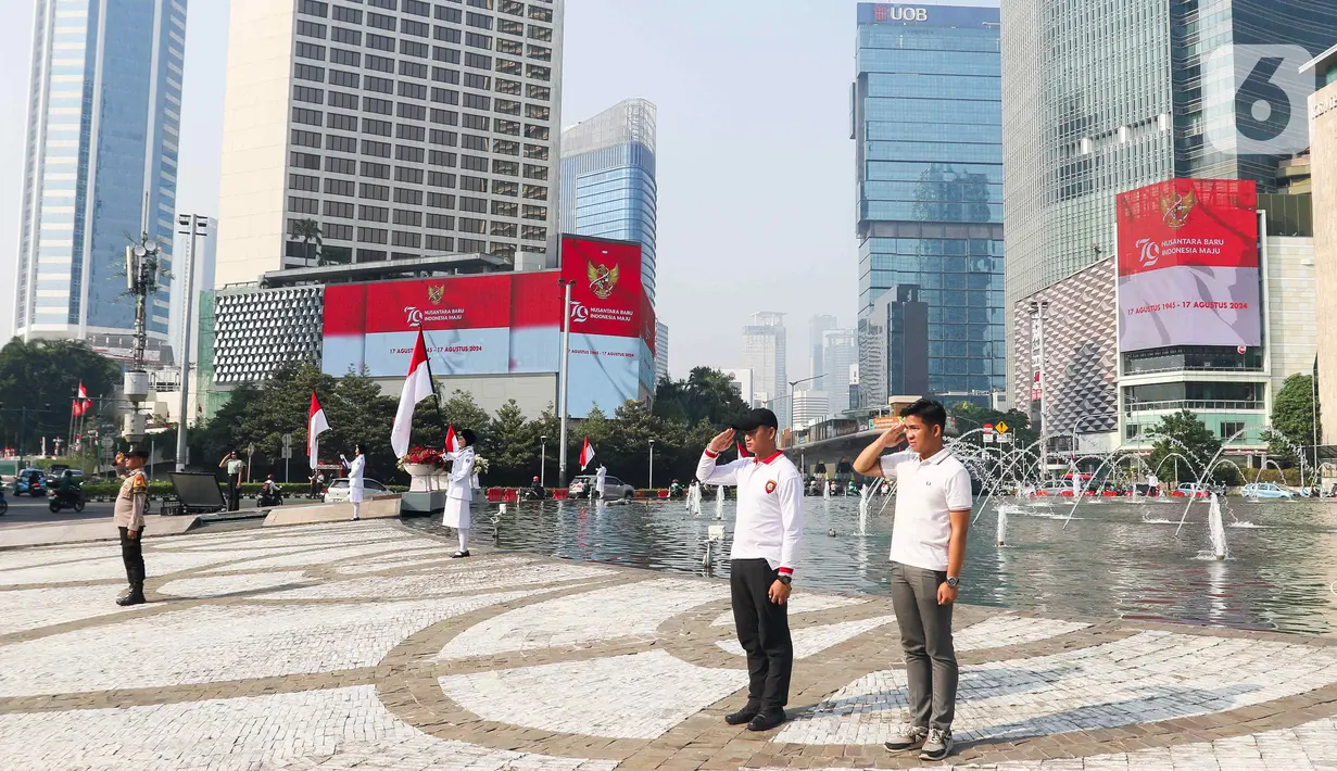 Pengibaran bendera Merah Putih di Bundaran Hotel Indonesia (HI), Jakarta, Kamis (15/8/2024). (Liputan6.com/Herman Zakharia)