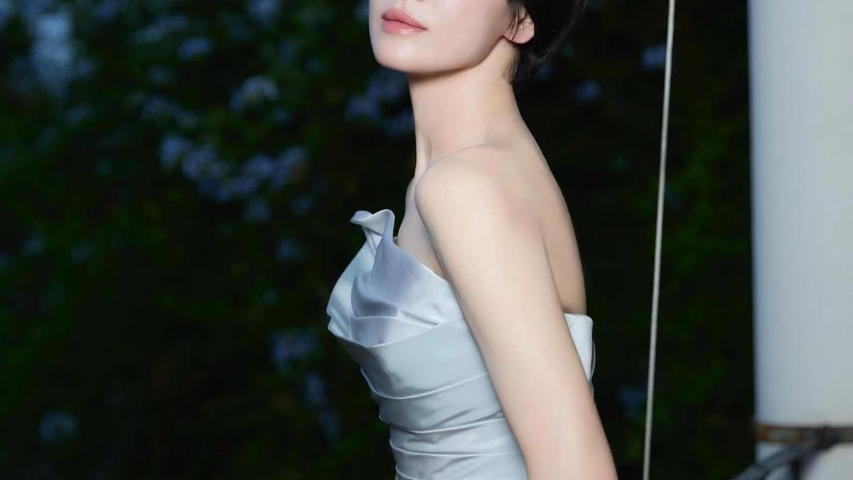 Pesona Memukau Song Hye Kyo ala Cinderella dengan Rambut Bondol, Tampil Effortless Tanpa Perhiasan Mewah