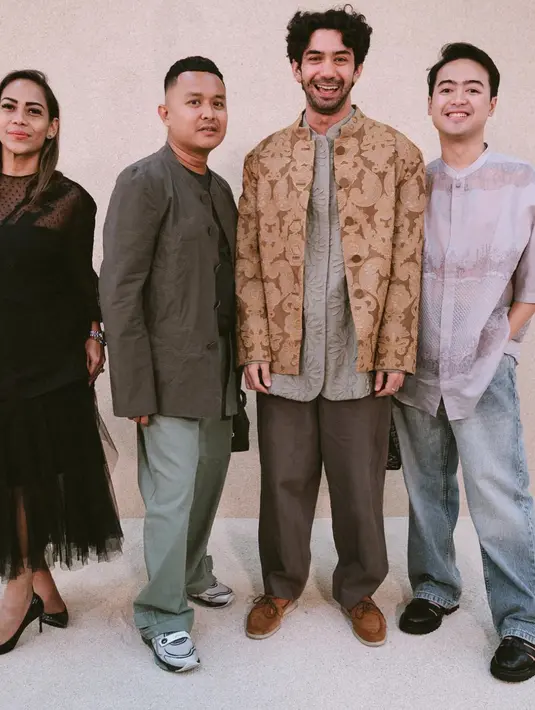 Gaya Reza Rahardian juga begitu statement dengan paduan jacket bernuansa warna bumi. [Foto: Instagram/ Nazira C. Noer]