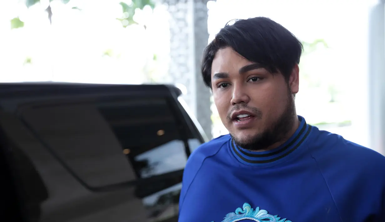 "Iya doakan saja sudah. Doakan yang baik-baik 2018 semoga kerjaan lancar," ujar Ivan Gunawan di kawasan Tendean, Jakarta Selatan, Senin (18/12/2017). (Deki Prayoga/Bintang.com)