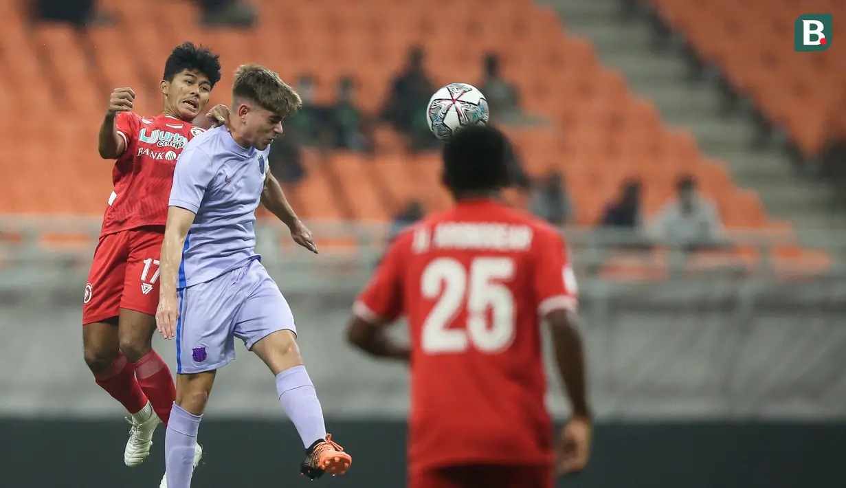 Walaupun kedua tim saling serang, babak pertama ditutup tanpa gol. (Bola.com/Bagaskara Lazuardi)