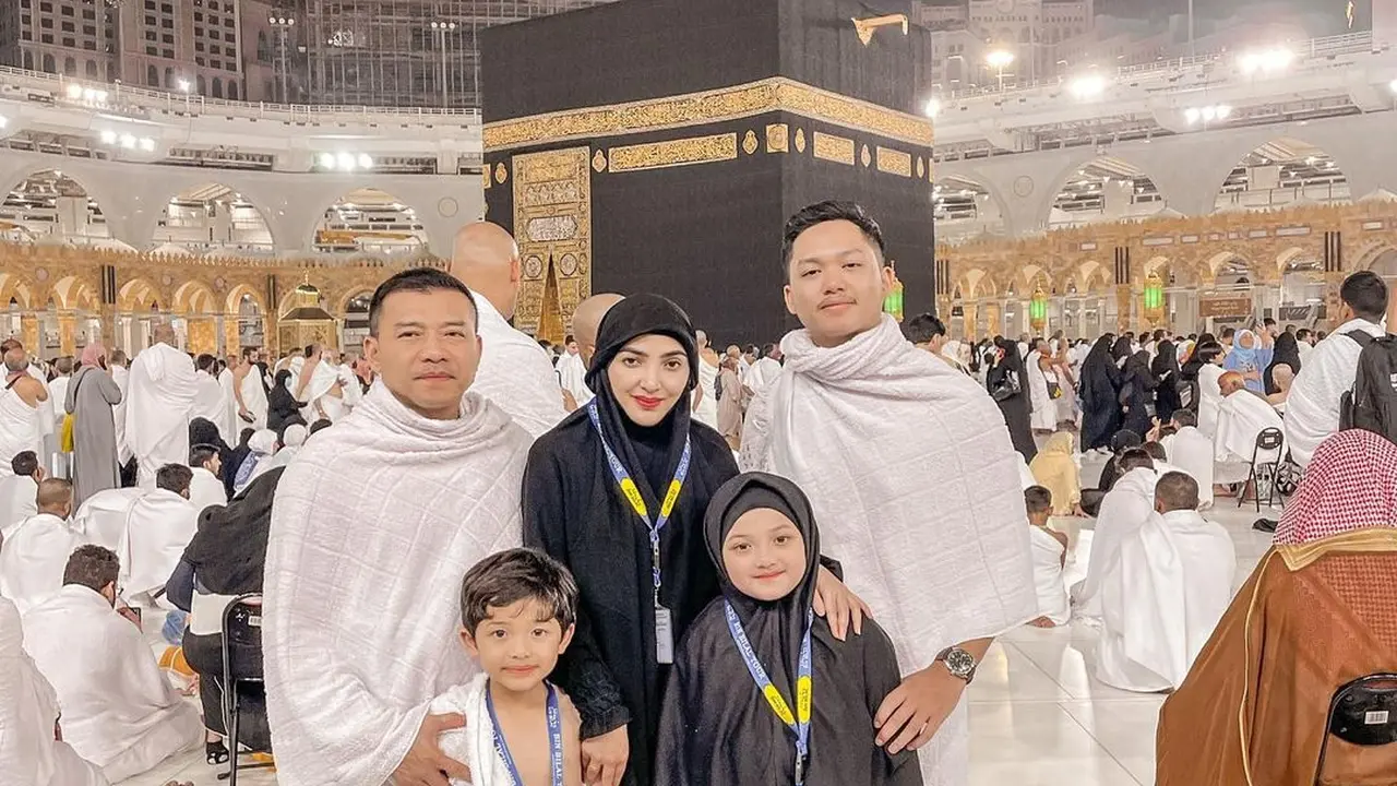 [Fimela] Keluarga Anang Hermansyah Umrah