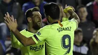 Gelandang Barcelona, Lonel Messi bersama Luis Suarez, merayakan gol ke gawang Levante  pada laga La Liga di Stadion Ciutat de Valencia, Valencia, Minggu (16/12). Levante kalah 0-5 dari Barcelona. (AFP/Jose Jordan)