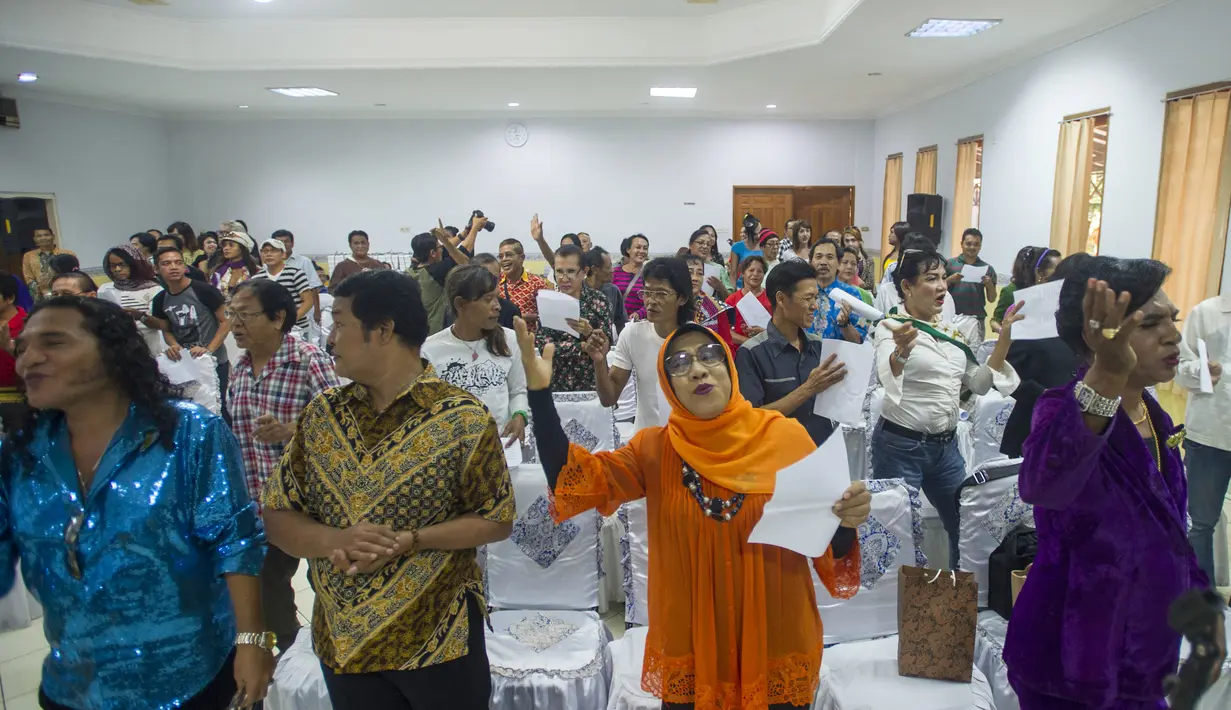 Sejumlah waria yang tergabung dalam Forum Komunikasi Waria Indonesia (FKWI) menggelar perayaan Natal Bersama di Jakarta, Sabtu (27/12/2014). (ANTARA FOTO/Ismar Patrizki)