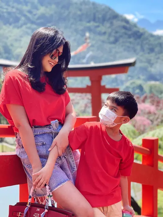 Oline Mendeng masih menyempatkan diri untuk menghabiskan waktu bersama sang putra dalam berbagai kesempatan. (FOTO: instagram.com/olinemendeng_/)
