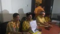 Ketua DPD Golkar Jabar, Dedi Mulyadi, menunjukan surat permintaan digelar Munaslub. (Liputan6.com/Muhammad Radityo Priyasmoro)