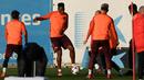 Gelandang Barcelona, Yerri Mina (tengah) menendang bola saat mengikuti latihan di Joan Gamper Sports Center di Sant Joan Despi, Spanyol (13/3). Pada leg pertama Barcelona bermain imbang 1-1 atas Chelsea di Inggris. (AFP Photo/Lluis Gene)