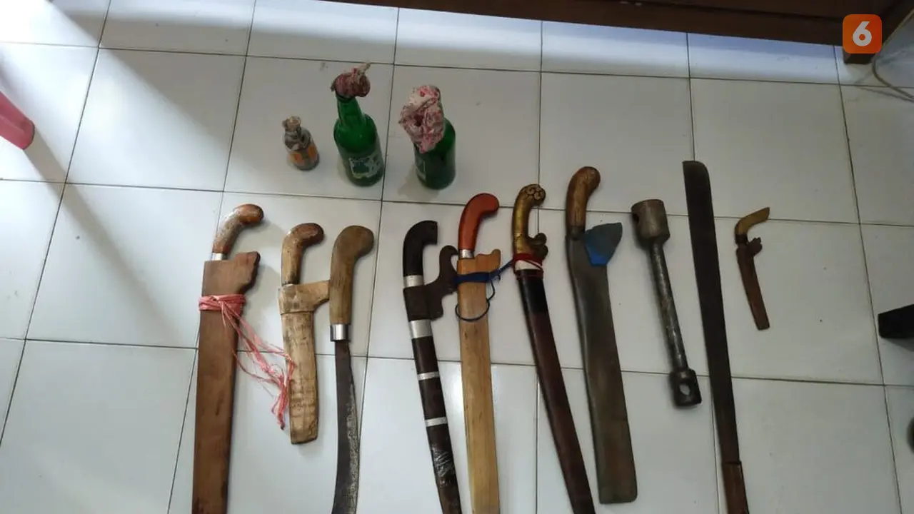 Barang bukti yang diamankan polisi saat ricuh demo di KPU Sinjai (Liputan6.com/Fauzan)