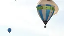 Ratusan balon mengudara di langit pangkalan udara Chambley-Bussieres, Perancis, (26/7/2015). Festival 'Lorraine Mondial Air Ballons' sudah ada sejak 1989 rutin digelar setiap tahun selama sepuluh hari. (AFP/JEAN-CHRISTOPHE VERHAEGEN)