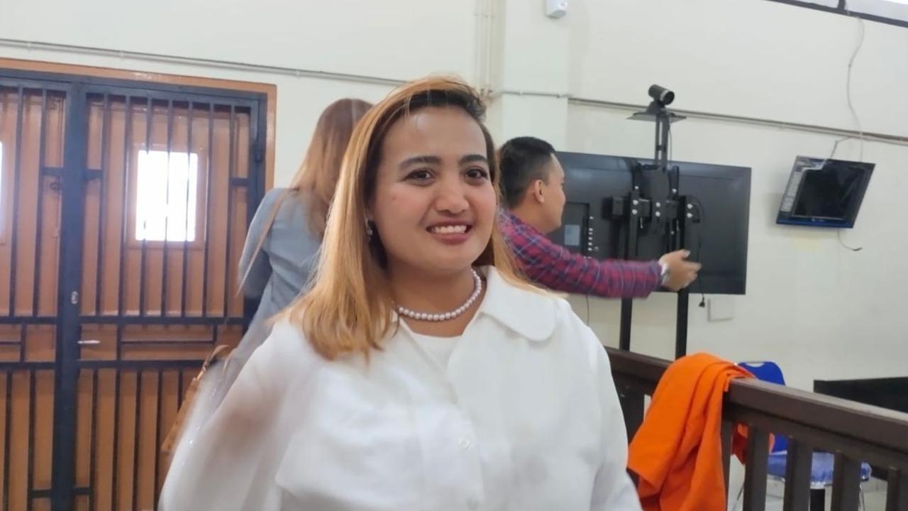 Terdakwa Lina mengaku kasusnya hampir sama dengan kasus Basuki Tjahaja Purnama atau Ahok beberapa tahun silam. Ia sudah pasrah menghadapi perkara ini sejak berkasnya lengkap atau P21.<br>