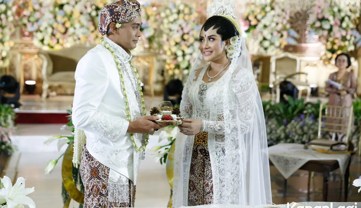 Akad nikah Shinta dan Indra digelar dengan mengusung nuansa Jawa. Kedua pengantin kompak mengenakan busana pengantin nuansa putih.Shinta juga mengikuti beberapa rangkaian adat. [Foto; KapanLagi.com/Bayu Herdianto]