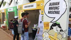 Pengunjung melihat Festival Gerakan Warung Nasional (FGWN) di Lapangan Banteng, Jakarta, Sabtu (14/12/2019). Acaran bertujuan menyadarkan pentingnya partisipasi warung dan usaha menengah kecil dan mikro (UMKM) Indonesia dalam membangun perkembangan ekonomi. (Liputan6.com/Angga Yuniar)